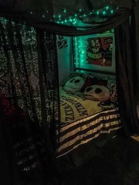 emo halloween room ideas inspo goth aesthetic Styl Emo, Emo Room, Gothic Bed, Grunge Bedroom, Halloween Bedroom Decor, Gothic Room, Gothic Bedroom, Halloween Bedroom, Hiasan Bilik Tidur