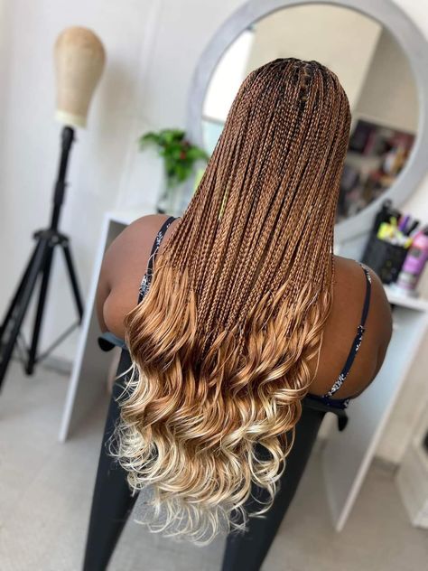 Gold Braids Hairstyles, Black Braids With Blonde Highlights, Blonde Knotless Box Braids, Box Braids Hairstyle, Blonde Knotless, Hair Braid Designs, Latest Braided Hairstyles, Braiding Hair Colors, Cornrows Braids For Black Women