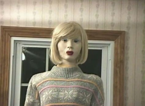 Originally coined by Masahiro Mori in 1970, the term “uncanny valley” describes our strange revulsion toward things that appear nearly human, but not quite right. Creepy Gif, Creepy Core, Райан Гослинг, Creepy Images, The Uncanny, Pulp Fiction, Short Film, Horror Movies, Youtube Videos