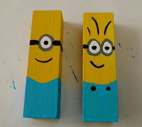 Minion Christmas tree ornaments from Jenga game pieces. Painting On Jenga Blocks, Jenga Keychain Diy, Jenga Block Magnets, Paint Jenga Blocks, Jenga Art Ideas, Howlaween Costumes, Jenga Drawing, Painting Jenga Blocks, Jenga Pieces Crafts