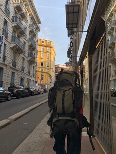 Backpacking Around Europe Aesthetic, Travel Backpacking Aesthetic, Aesthetic Travel Backpack, Travel Aesthetic Backpacking, Train Trip Europe, Backpacking Trip Aesthetic, Travel Aesthetic Backpack, Trains In Europe, College In Europe Aesthetic