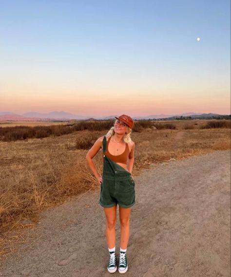 Converse Prom, Granola Outfits Summer, Granola Summer Outfits, Colorado Fits, Camping Fits, Summer Granola, Granola Summer, Granola Western, Granola Girl Outfits