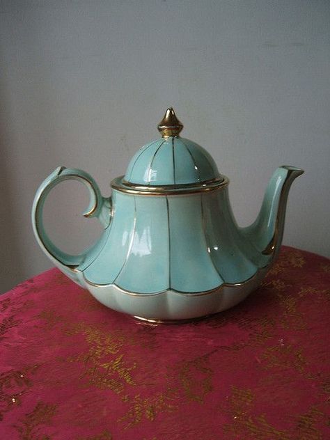 I want this teapot :) vintage turquoise #teapot teiera antica turchese Zestaw Ikon, Teapots And Cups, Pottery Ceramics, Tea Pots Vintage, My Cup Of Tea, Chocolate Pots, China Tea, Tea Pot Set, Tea Kettle