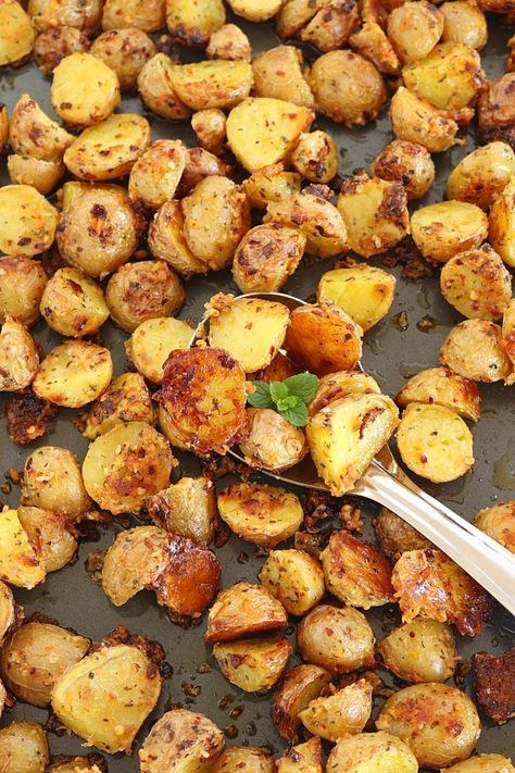 Crispy Yellow Potatoes, Roasted Yellow Potatoes, Baby Yellow Potatoes, Oven Roasted Baby Potatoes, Olive Recipe, Baked Baby Potatoes, Gold Potato Recipes, Potatoes Oven, Potato Oven