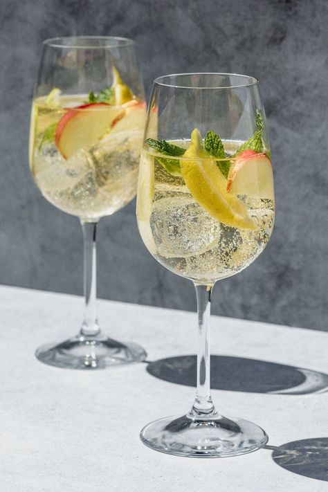 Aperitif, White Wine Cocktails, White Wine Cocktail, Vermouth Cocktail, White Sangria Recipe, Rose Sangria, Spicy Drinks, White Sangria, Cocktails To Try