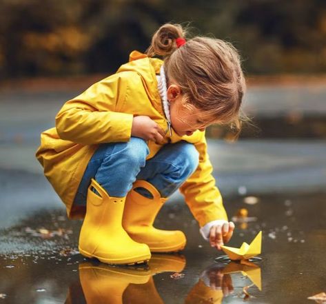 Kids Playing Outside, Play In The Rain, Rainy Day Photos, Playing In The Rain, Children's Book Characters, Amazing Wedding Photography, Play Outside, Kids Rain, Figure Photo