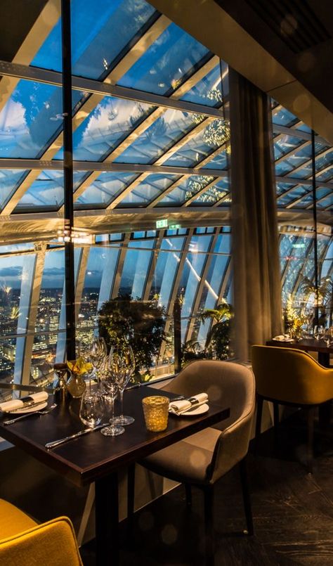 Best Rooftops in London to Grab Dinner London Dinner, Restaurants In Dubai, Rooftop Restaurants, Underwater Restaurant, Romantic Restaurants, Treehouse Hotel, Dinner Places, Restaurants In London, Fancy Restaurants