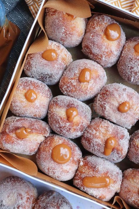 Caramel Doughnuts, Donat Glaze, Brioche Donuts, Breakfast Bakes, Janes Patisserie, Homemade Donuts Recipe, Homemade Donuts, Doughnut Recipe, Delicious Donuts