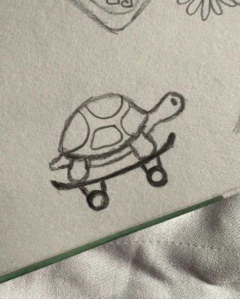 School Doodles Drawings Ideas, Turtle Skateboard, Cute Little Sketches, Cute Animals To Draw, Small Doodle Ideas, Inspo Drawing, Lil Doodles, Carcase Iphone, Little Sketches