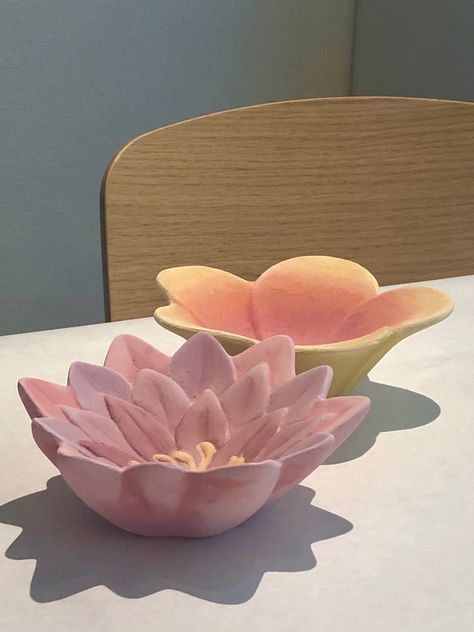 #flowers #painting #ceramics #aesthetic #color Pinch Project Ceramics, Pitch Pots Ideas Clay, Clay Pot Aesthetic, Clay Art Aesthetic Sculptures, Clay Art Bowl, Aesthetic Clay Bowl, Aesthetic Clay Projects, Clay Coiling Ideas, Pinch Pot Ceramics Ideas