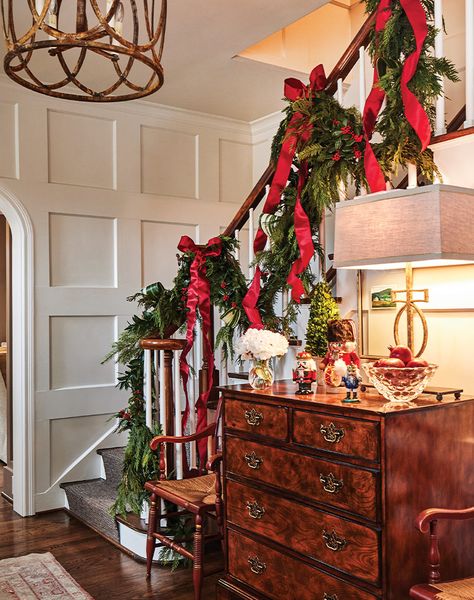 Classic Holiday Decor, Christmas Staircase, Christmas Entryway, Winter Things, Christmas Fireplace Decor, Traditional Christmas Decorations, Christmas Decor Inspiration, Christmas Tablescape, Christmas Centerpiece