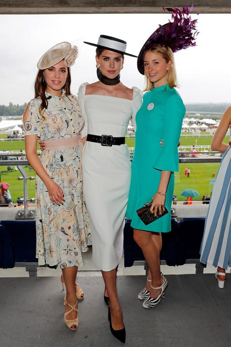 Ladies Day At The Races Outfit, Horse Race Outfit, Ladies Day Outfits, Flamboyant Fashion, Ascot Fashion, Royal Ascot Fashion, Ascot Outfits, Kate Middleton Hats, Kentucky Derby Dress