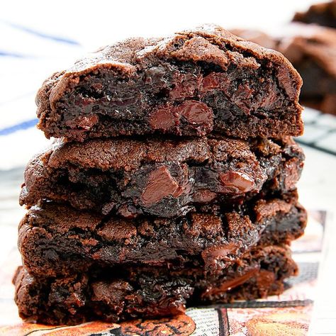 These decadent double chocolate chip cookies are thick, soft, and rich. They taste very close to the dark chocolate chocolate chip cookies from Levain Bakery in New York City. As you may recall, I visited NYC a few months ago and tried Levain Bakery’s famous chocolate chip cookies (post here). While I loved their signature cookie and … Chocolate Chocolate Chip Cookies, Levain Bakery, Famous Chocolate, Double Chocolate Chip Cookies, Crinkle Cookies, Think Food, Chocolate Chocolate, Double Chocolate, Dark Chocolate Chips