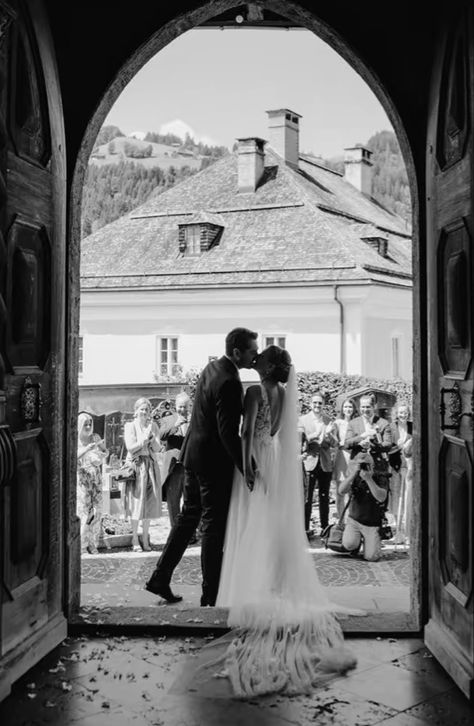 Wedding Venue Pictures Photo Ideas, Wedding Photo Ideas Height Difference, Guest Photos At Wedding, Weeding Pic Aesthetic, Guest Wedding Photos, Wedding Altar Photos, Alter Wedding Photos, Wedding Photo Ideas For Guests, Wedding Chapel Photography