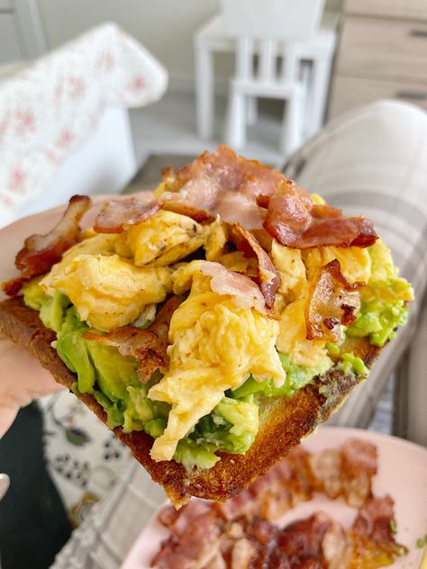 Scrambled Egg And Avocado Breakfast, Cottage Core Food, Avocado Scrambled Eggs, Bacon Toast, Fancy Toast, Toast Bacon, Avocado Toast Egg, Bacon Avocado, Avocado Breakfast