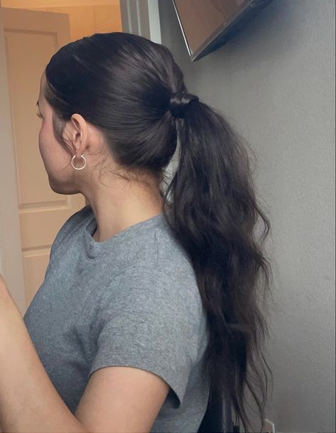 slick back ponytail hairstyle. hairstyle for 2-3 day old hair. medium-long length hair. easy hairstyle. chic and easy hairstyle. wavy ponytail. messy ponytail aesthetic. clean girl aesthetic. slick back aesthetic. sleek hairstyle. low ponytail. messy hair. brunette hair. hoop earrings. Summer hairstyle. updo hairstyle. summer 2023. hair. long hair. dirty hair day. 2 day hair. Long Brown Hair Ponytail, Messy Ponytail Aesthetic, Clean Girl Ponytail, Lazy Ponytail, Neat Hairstyles For School, Low Slick Ponytail, Hairstyles Slicked Back, Slick Back Low Ponytail, Clean Ponytail