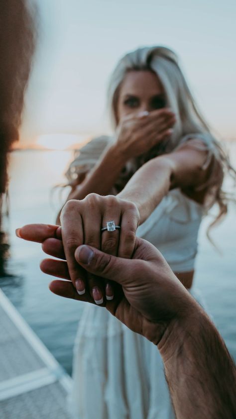 Poses To Show Off Ring, Best Engagement Poses, Cute Engagement Ring Photos, Engagement Ring Shots Photography, Engagement Photoshoot Poses Ring Shots, Beach Ring Pictures, Photoshoot Engagement Ideas, Engagement Photos Hands Ring Shots, Proposal Beach Photos