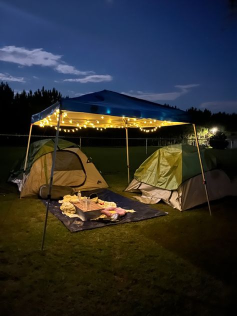 Camp In Backyard, Camping In Garden, Camping Set Up Aesthetic, Backyard Camping Aesthetic, Camping In Backyard Ideas, Cute Camping Ideas, Cozy Camping Aesthetic, Cute Camping Set Up, Family Camping Aesthetic