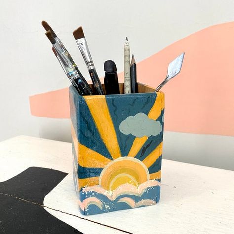 Painting On Pen Stand, Pencil Holder Painting Ideas, Pen Box Design Ideas, Painted Pencil Holder, Pencil Stand Painting Ideas, Pen Holder Painting Ideas, Small Box Painting Ideas, Handmade Pen Stand, Diy Pen Stand Ideas