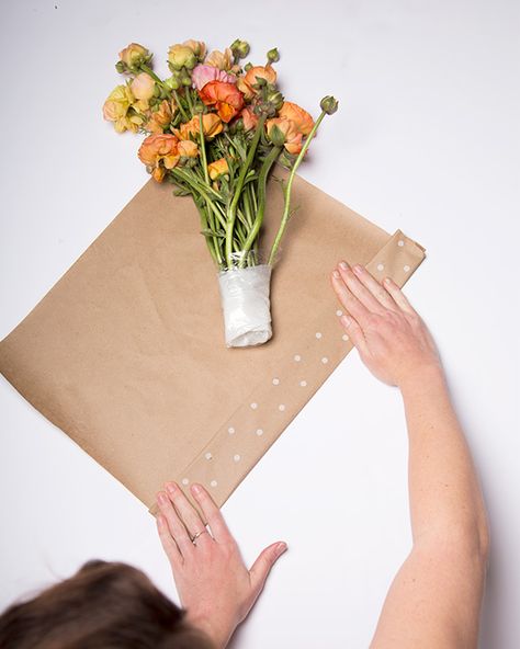 MAKE How To Make Mini Bouquet Wrap, Diy Small Flower Bouquet, Flower Wrapped In Paper, How To Wrap Store Bought Flowers, Kraft Paper Bouquet Wrapping, Gifting Flowers, How To Wrap A Flower Bouquet In Paper, How To Wrap Small Bouquet, Wrapping A Flower Bouquet