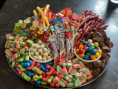 Candy Bored Ideas, Popcorn And Candy Charcuterie Board, Small Candy Charcuterie Board, Candy Chacutery Board Ideas, Candy Food Board, Candy Sharcudery Board, Chacutery Board Movie Night, Candy Platter Ideas Parties, Cute Chacutery Board Ideas