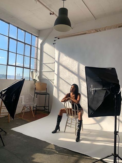 Behind the scenes photoshoot! High Fashion Shoots, Fashion Dream Job, Shotting Photo, Model Lifestyle, Model Inspo, Studio Photoshoot, Model Aesthetic, Future Lifestyle, Trik Fotografi