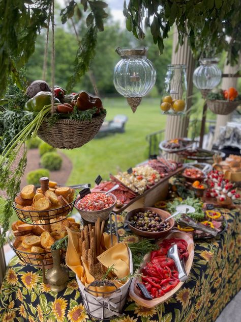 Food Buffet Ideas, Antipasto Table, Garden Party Food, Summer Buffet, Italian Food Party, Party Menu Ideas, Italian Themed Parties, Garden Party Recipes, Italian Buffet