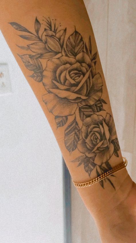 Mimalistic Tattoo, Sidearm Tattoos For Women, Wrist Hand Tattoo, Underarm Tattoo, Rose Tattoo Forearm, Inner Arm Tattoos, Arm Sleeve Tattoos For Women, Rose Tattoo Sleeve, Rose Tattoos For Women