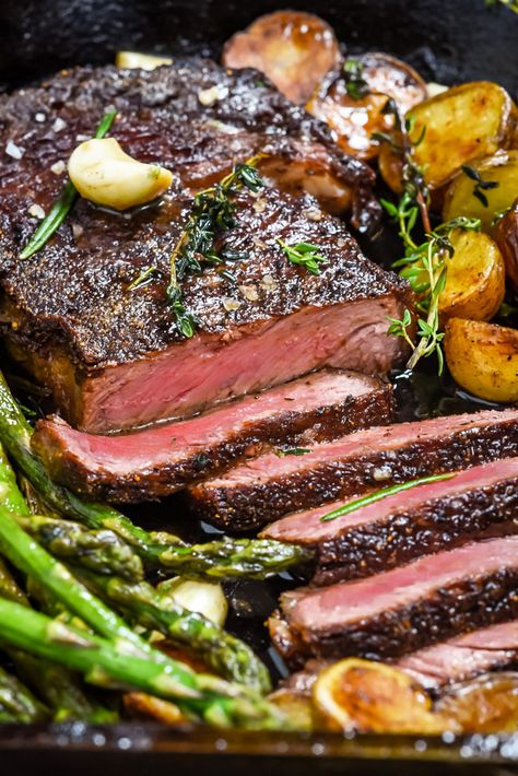 Potatoes And Asparagus, Steak Potatoes, Butter Steak, Date Night Recipes, Garlic Butter Steak, Steak Butter, Filipino Funny, Garlic Fries, Crispy Potatoes