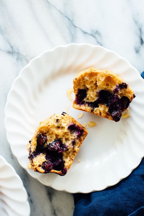 These healthy blueberry muffins are FLUFFY and DELICIOUS. This recipe is naturally sweetened with honey or maple syrup and made with whole wheat flour! #blueberrymuffins #healthyblueberrymuffins #naturallysweetened #wholewheat #muffinrecipe Blueberry Treats, Blueberry Muffin Recipe Easy, Blueberry Muffins Recipe, Healthy Muffin, Easy Blueberry Muffins, Cooking Light Magazine, Healthy Muffin Recipes, Muffin Bread, Muffin Recipes Blueberry