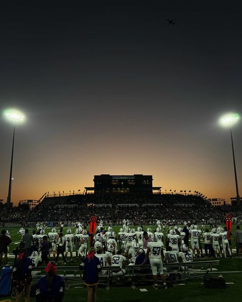 Friday night lights; Texas High School Football; #fnl #football #highschool #fridaynightlights #westtexas Football Photographer Aesthetic, Highschool Football Aesthetic, Friday Night Lights Aesthetic, Football Friday Night, Saturday Night Lights, Highschool Life, Field Party, Highschool Football, Football Celebrations