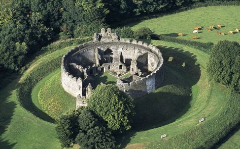 The ruins of this 11th-century castle show off its rare circular shape. Restormel Castle, Norman Castle, British Castles, England Countryside, Castle Pictures, Castles Around The World, Beautiful Ruins, English Castles, Castles Of The World