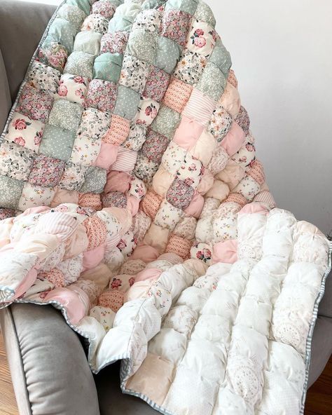 Claire Meola | Throwing it back to last summer when I finished this lovely ombré puff quilt. One of my favourite makes ever 💗 I love snuggling under this … | Instagram Puffy Blanket Puff Quilt, Puff Quilt Aesthetic, Pink Puff Quilt, Puff Quilt Baby Blanket, Bubble Quilt Tutorial, Puff Quilt Blanket, Hand Sewn Blanket, Puffer Quilt Blanket, Girly Quilt Patterns