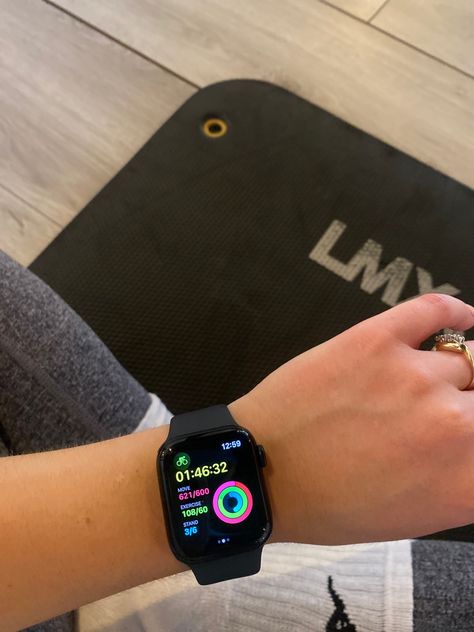 Apple Watch Gym Aesthetic, Fitness Era, Apple Watch Fitness, Kitchen Logo, Trendy Watches, Athletic Girls, Rich Women, Fitness Inspiration Body, Gym Inspiration