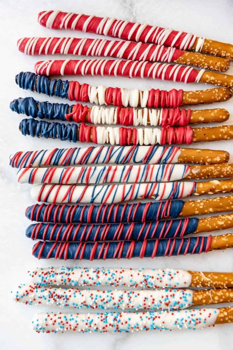 These fun and easy Patriotic Pretzel Rods are perfect for the 4th of July, Memorial Day, or any patriotic celebration or event! Colored chocolate candy melts and salty pretzels make a quick and delicious treat that are a great project to do with your kids in under 30 minutes without even heating up your kitchen! #4thofJuly | patriotic desserts 4th of july | patriotic desserts easy | 4th of july dessert ideas easy | red white and blue desserts easy | chocolate dipped pretzels how to make Fourth Of July Pretzel Dessert, Cute 4th Of July Food Ideas, 4th Of July Parties Ideas, 4th Of July Sweets Party Ideas, Forth July Food, Red White And Blue Baked Goods, 4th Of July Dipped Pretzels, Red White And Blue Pretzel Rods, Fourth Of July Party Desserts