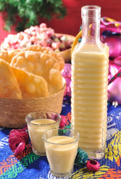 What's Cookin' Mexico???: Tastes Like...Rompope Recipe for Homemade Rompope Beverage Rompope Recipe, Ecuadorian Food, Pineapple Dessert Recipes, Mexican Bread, Pineapple Desserts, Happy Drink, Punch Drinks, Dominican Food, Liqueurs Recipes