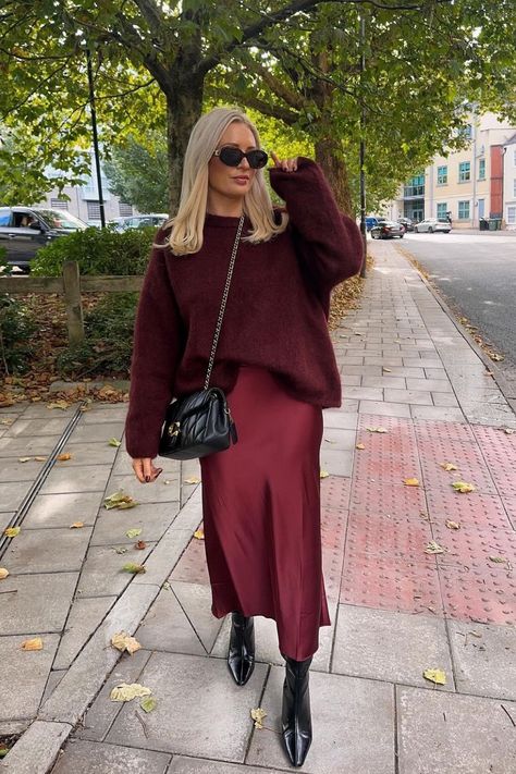 Color Work Outfits Women, Red Satin Skirt Christmas Outfit, Fall 2024 Burgundy Outfits, Maroon Jumper Outfit, All Maroon Outfit, Outfits With Red Skirts Winter, Christmas Markets Outfit Ideas, Christmas Sweater Work Outfit, December Fashion Outfits