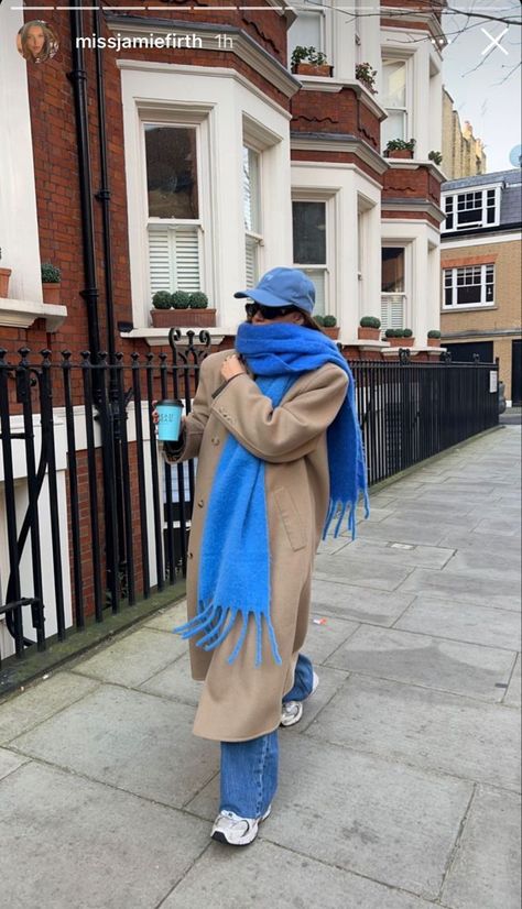 Europe Cold Outfit, Coat 2023 Winter, London Outfit Ideas Winter 2023, Beige Coat Styling, Winter Outfits Nyc Street Styles, Beige Coat Scarf Outfit, Nyc Winter Clothes, Winter Fits New York, Winter Outfits 23/24