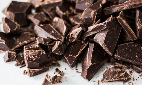 How to Choose Healthy Chocolate - Dark Chocolate - Healthy Choices Dessert Original, Keto Brownies, Mozzarella Sticks, Chocolate Day, Keto Cheesecake, Human Food, Theobroma Cacao, Chocolate Shop, Packaged Food