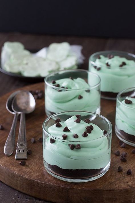 No Bake Mint Chocolate Chip Shamrock Cheesecake - an easy mint green dessert for St. Patrick’s Day! Shamrock Cheesecake, Mint Desserts, Green Desserts, St Patricks Day Food, Mint Recipes, Mint Chocolate Chip, Mint Chocolate Chips, Fun Baking Recipes, Greens Recipe