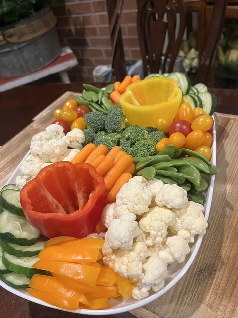 Veggie Tray Display, Fruit Platter Ideas Party, Veggie Display, Vegetable And Fruit Tray, Meat And Cheese Tray, Amazing Food Platters, Vegetable Tray, Vegetable Platter, Avocado Salad Recipes