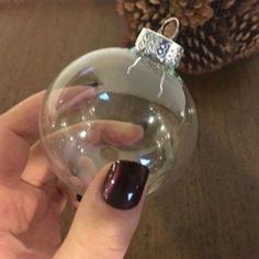 Diy Christmas Ornaments Clear Plastic Balls, Diy Clear Ball Ornaments, Diy Christmas Globe Ornaments, Decorate Christmas Balls, Midge Podge Ornaments, Diy Ball Ornaments Christmas, Family Ornaments Diy, Diy Ball Ornaments, Ball Ornaments Diy