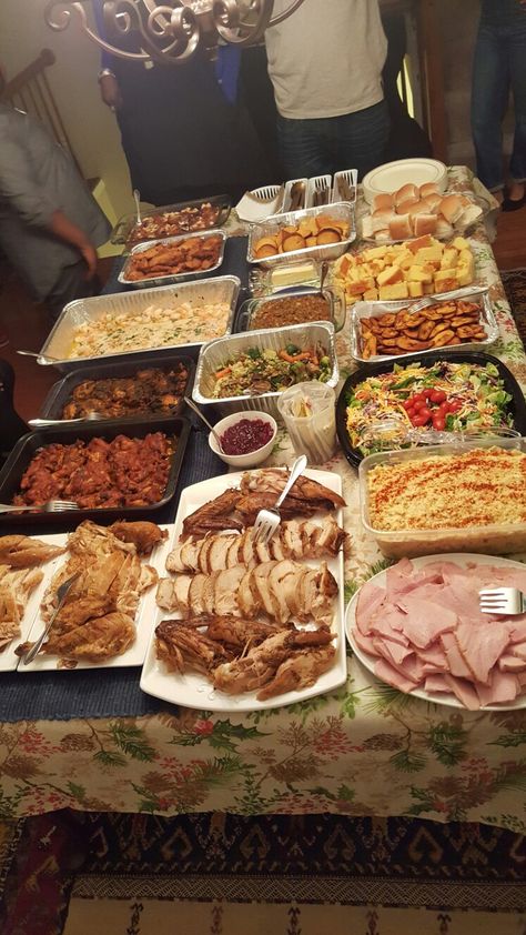 Big Thanksgiving Dinner, What To Do For Thanksgiving, Buffet Thanksgiving Ideas, Thanksgiving Countertop Buffet, Cena De Thanksgiving Ideas, Thanksgiving Meal Aesthetic, Thanksgiving Sides Black People, Thanksgiving Table Food Setup, Thanksgiving Dinner Food Display