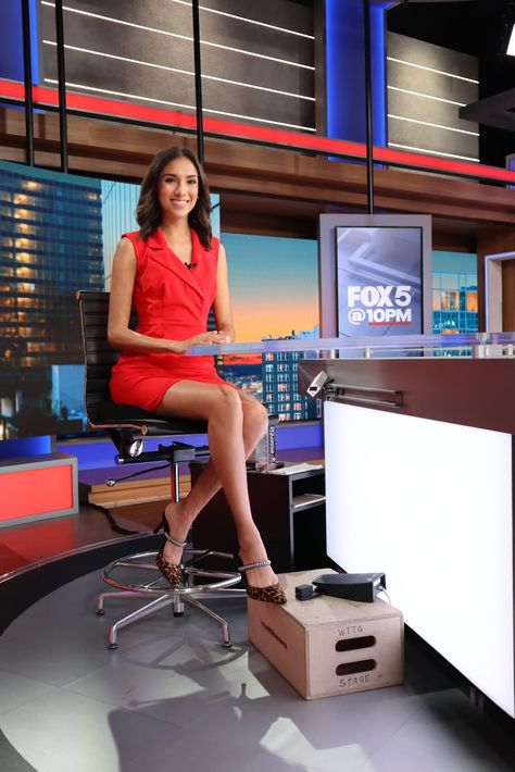 Presentadora de Noticias Foreign Correspondent Aesthetic, News Anchor Outfit Women, Tv Reporter Aesthetic, News Anchor Outfit, Communications Aesthetic, Reporter Aesthetic, Female Journalist, Journalism Job, Anchor Clothes