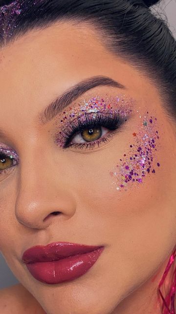 Kesha Glitter Makeup, Fairy Costume Makeup Glitter, Make Glitter Carnaval, Glitter Face Makeup Festival, Glitter Bar Ideas, Face Glitter Ideas, Make Up Carnaval, Glitter On Face, Glitter Makeup Festival