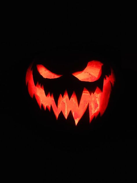 Scary Smile, Halloween Themed Food, Scary Halloween Pumpkins, Halloween Pumpkin Carving Stencils, Creepy Pumpkin, Scary Pumpkin Carving, Halloween Wallpaper Backgrounds, Pumpkin Pictures, Pumpkin Carving Designs