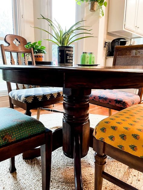 Kitchen table with mismatched upholstered chairs. Mix Match Dining Chairs, Mix And Match Dining Chairs, Mismatched Kitchen, Space Breakfast, Eclectic Kitchen Ideas, Mix Match Chairs, Eclectic Dining Chairs, Mix And Match Dining Room, Fabric Kitchen Chairs