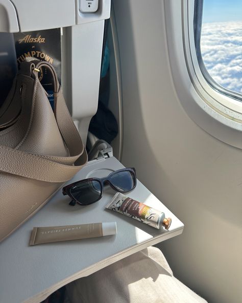 Travel outfit, travel favorites, plane essentials, beauty favorites, hand cream, sunglasses, travel tips, polene paris Flight Asthetic Pic, Travel Pic Inspiration, Travel Instagram Aesthetic, Travel Vision Board Aesthetic, Travel Outfits Aesthetic, Travel Packing Aesthetic, Things To Do On A Plane, Travel Aesthetic Pictures, Dream Girl Aesthetic