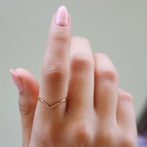 Year Rings Gold, V Gold Ring, Finger Rings Designs Gold, Everyday Gold Ring, Rings For Everyday Wear, Everyday Rings For Women, V Rings Gold, Sinple Rings, Cute Ring Designs