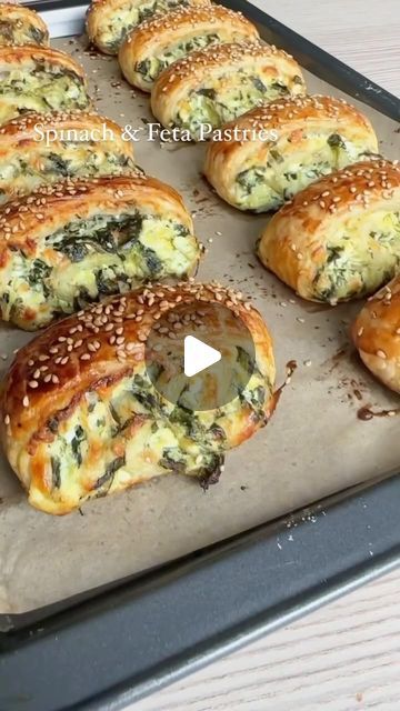 Spinach Puff Pastry, Spinach Puff, Puff Pastry Appetizers, Puff Pastry Filling, Spinach Feta, Puff Pastry Recipes, Frozen Spinach, Spinach And Feta, Egg White